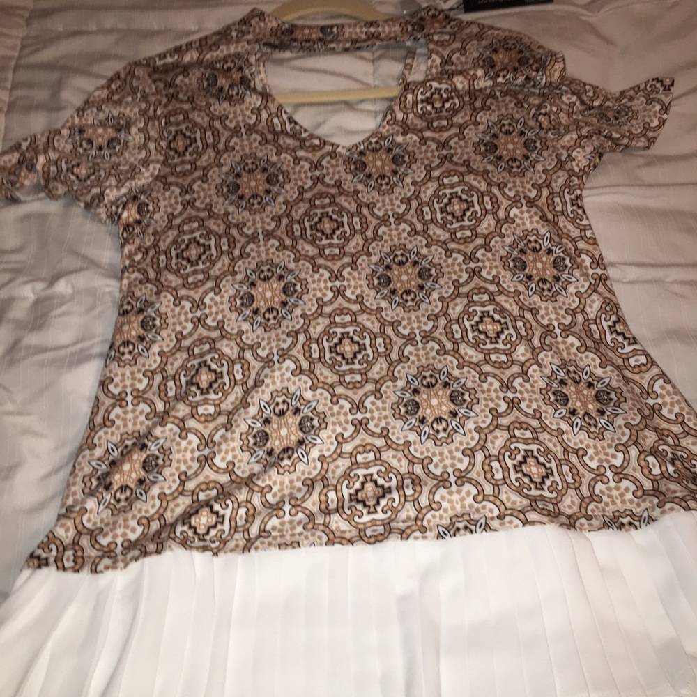 5/$15 💥Cable & Guage Funky keyhole patterned top